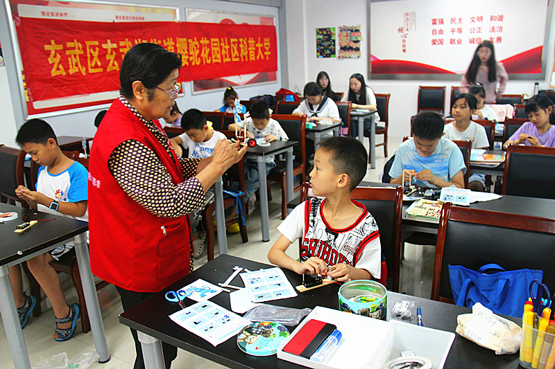 1720743478848746.jpg 江苏省南京市玄武湖街道樱驼花园社区关工委开展暑期青少年科技手工制作活动 (3).jpg
