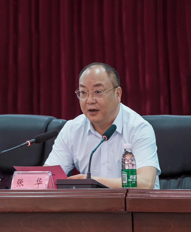 1720756266398143.jpg 县委常委、宣传部长张华在开幕仪式上致辞.jpg