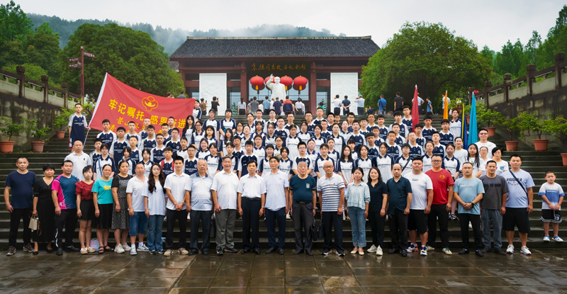 1720756376178465.jpg 全体营员参观朱德纪念馆.jpg