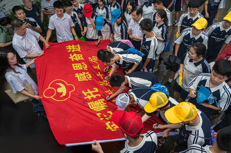1720756393450172.jpg 营员们在朱德纪念馆签名立誓_1.jpg