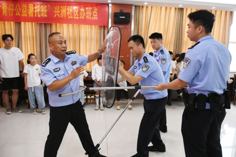 1720865833370845.png 3开班第一课邀请长航公安局镇江分局泰州派出所教导员、三级高级警长龚斌,为同学们送上“儿童安全守护”知识讲座。.png