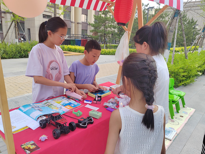 1721006153936303.jpg 元宝山区西城街道新景四季东社区关工委“大集市,小老板”活动照片1_副本.jpg