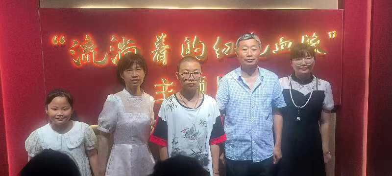 烈的感人事迹，区小学英语名师工作室领衔人侯燕带领孩子们参观，教唱《我爱您中国》等红色歌曲，歌声回荡，童心向党，孩子们萌发爱国情怀！（史根银 张振余）1.jpg