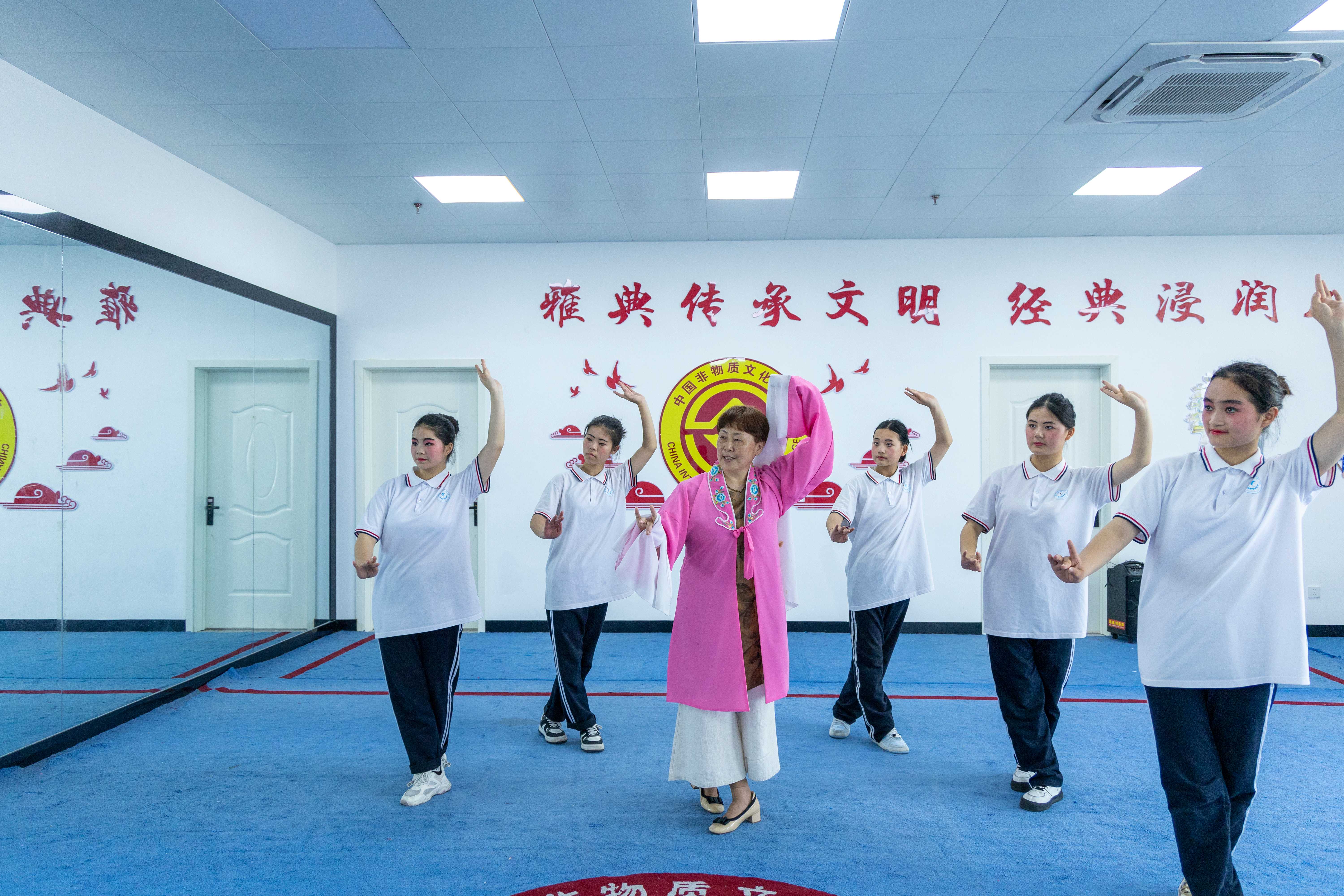 1721010767233515.jpg 牛霞:钟情梨园育新人1(1).jpg