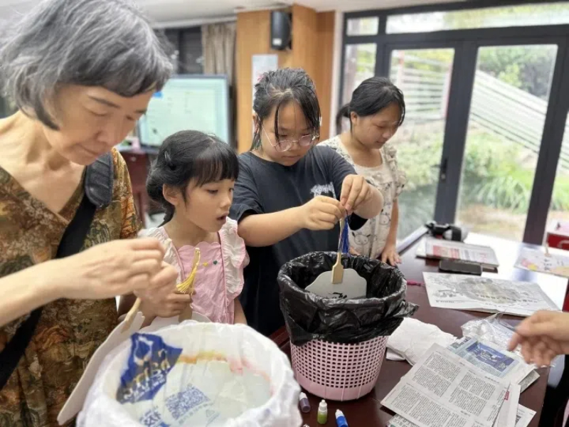 同学漆扇制作体验.jpg