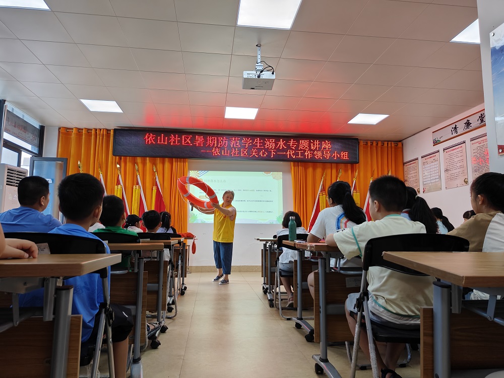 ”“五老”“志愿者现场模拟溺水施救11.jpg