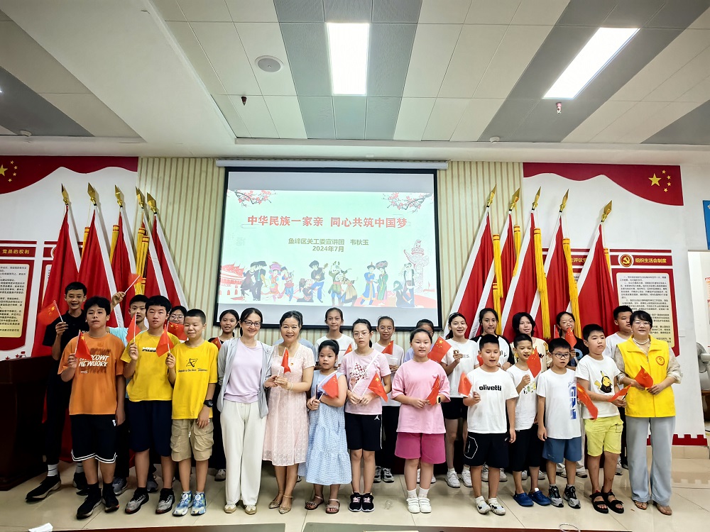 手执红旗集体合影1.jpg