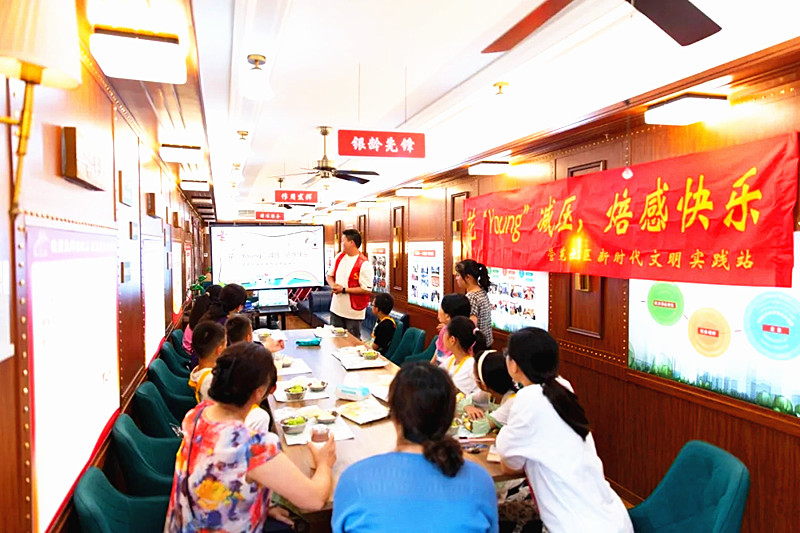 江苏省南京市玄武区营苑社区关工委开展“花语飘香，扇绘匠心” 手工团扇制作(1).jpg