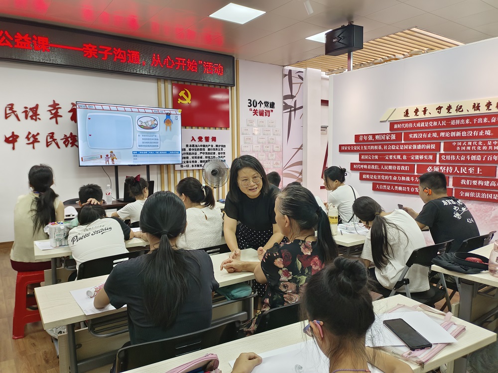 1721296307310658.jpg 老师与家长互动1.jpg