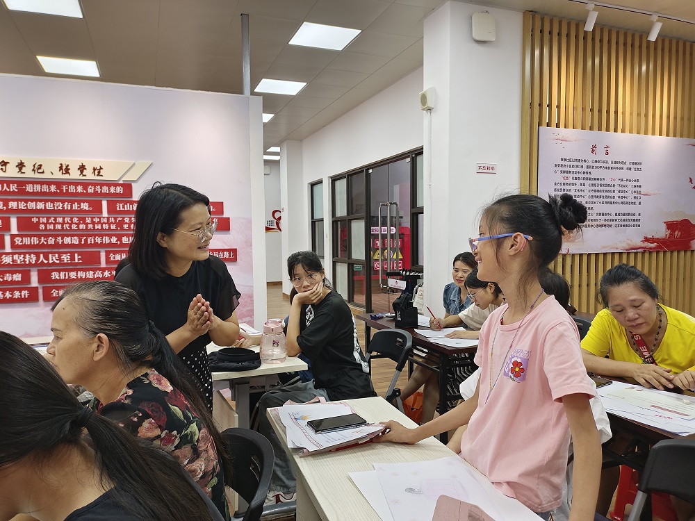 1721296316172895.jpg 老师与小朋友互动1.jpg