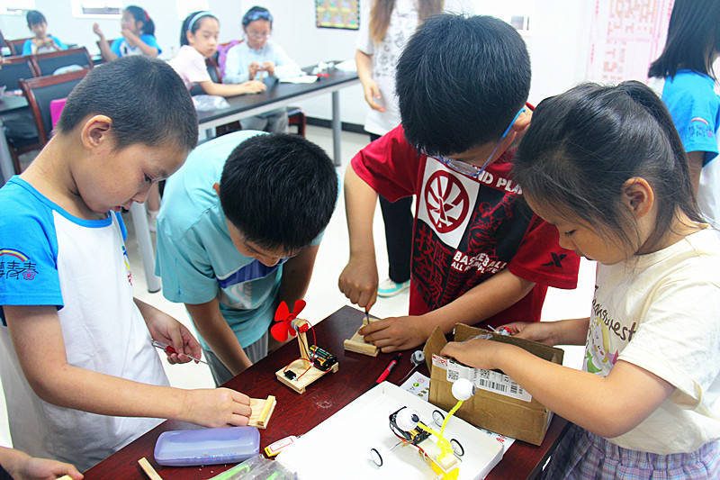 1721350678777263.jpg 江苏省南京市玄武区樱驼花园社区关工委开展青少年“趣味科技小制作”手工活动 (3).jpg