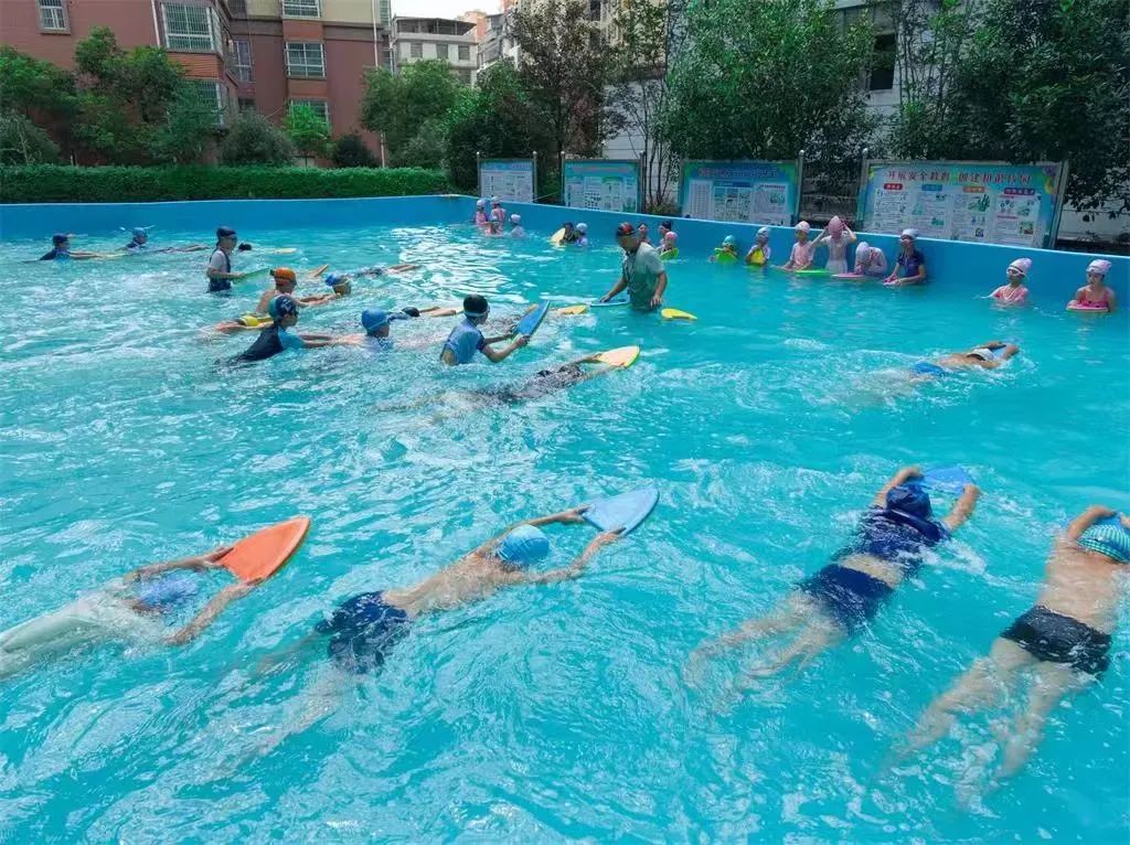 1721452362777373.jpg 站前小学组织学生开展游泳培训.jpg