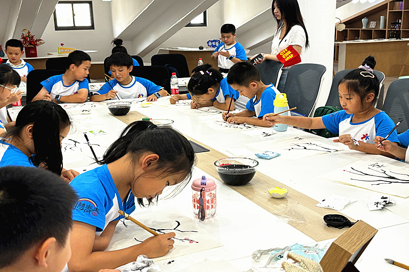 1721609002175931.jpg 江苏省南京市玄武区仙居雅苑社区关工委开展暑期青少年“毛笔下的水墨画”活动 (2).jpg