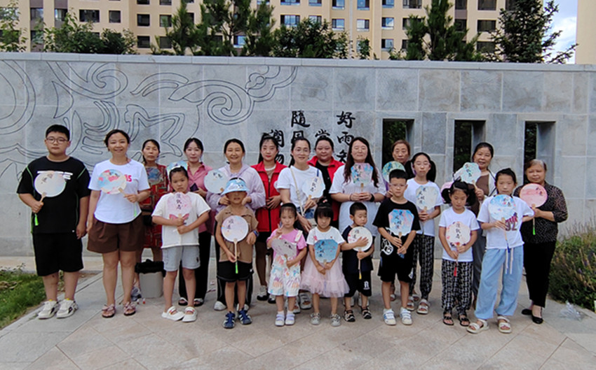1721609552100229.jpg 元宝山区西城街道新景四季东社区关工委非遗漆扇进社区活动照片4jpg_副本.jpg