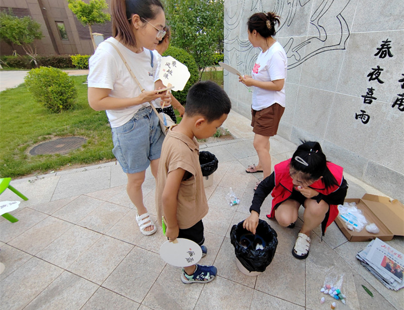 1721609598897089.jpg 元宝山区西城街道新景四季东社区关工委非遗漆扇进社区活动照片1_副本.jpg