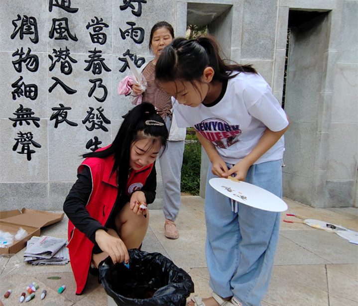 1721609616833237.jpg 元宝山区西城街道新景四季东社区关工委非遗漆扇进社区活动照片3jpg_副本.jpg