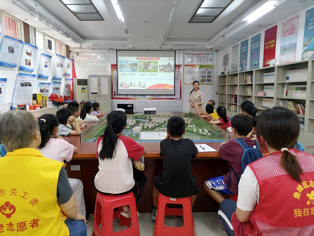 1721641703896259.jpg 鱼峰区关工委办公室主任韦秋玉老师给孩子们介绍民族团结知识1.jpg