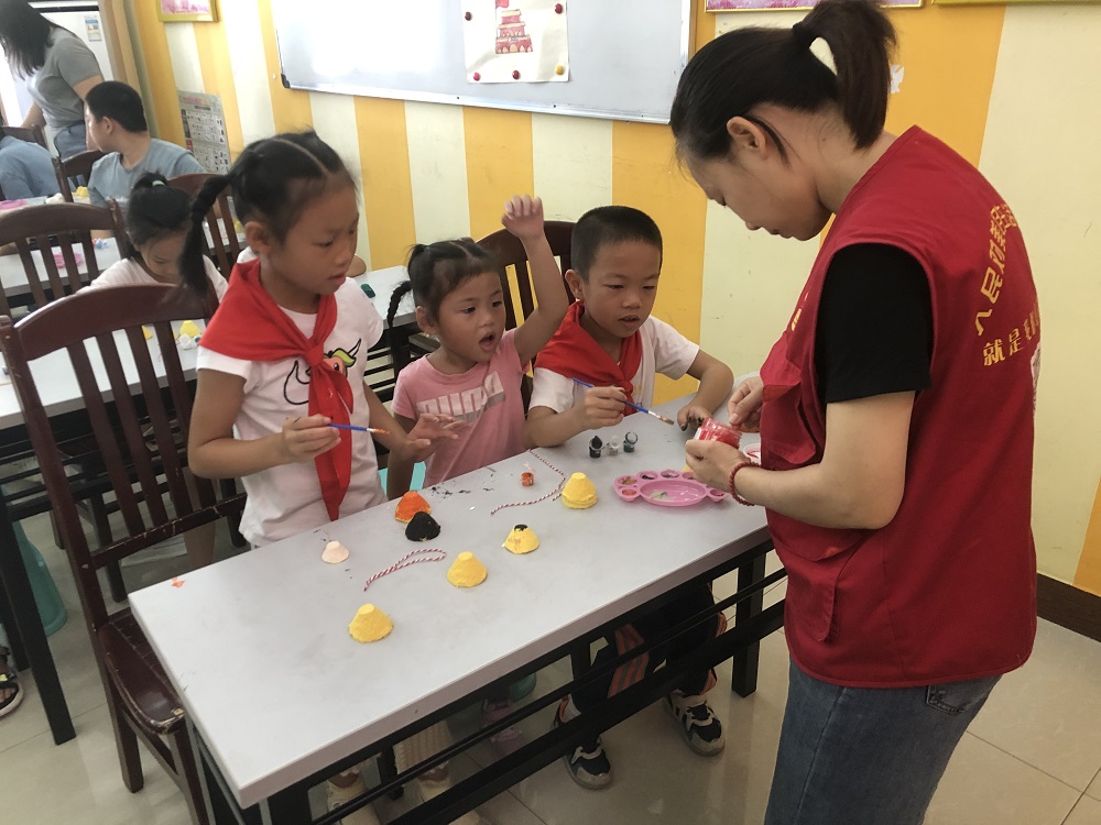 志愿者和同学们一起完成手工1.jpg