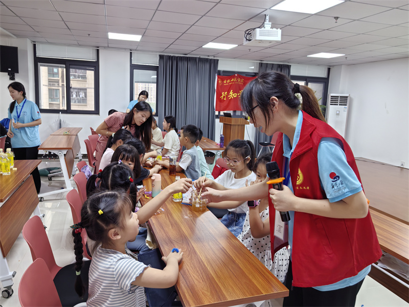 合肥市包河区烟墩街道清水冲社区关工委：趣味小实验 点燃科学梦 (1).jpg