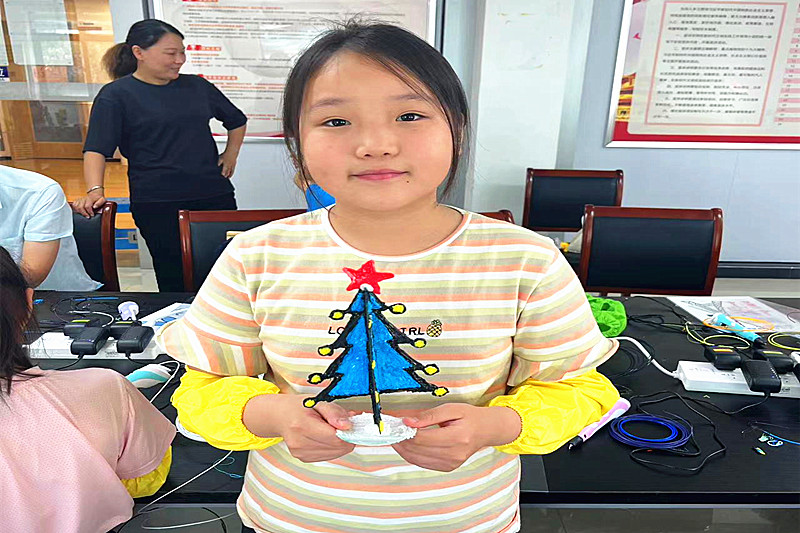 1721752367438860.jpg 江苏省南京市玄武区樱驼花园社区关工委举办“智慧3D打印”DIY手工制作活动(5).jpg