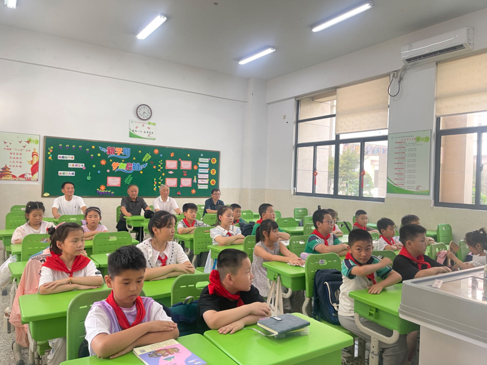 1721781624824929.jpg 听师生讲故事.jpg