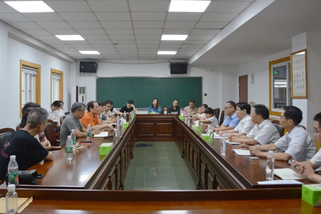7月23日，苏州市关工委主任俞杏楠，副主任柏京红、陈兴南等一行来吴江调研关心下一代工作（老少同台）.png