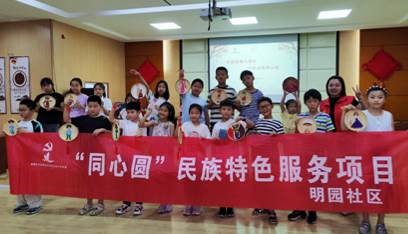 3.孩子们将劳动成果簸箕画作品进行了展示，相互交流创作心得和文化感受，还合影留念.jpg