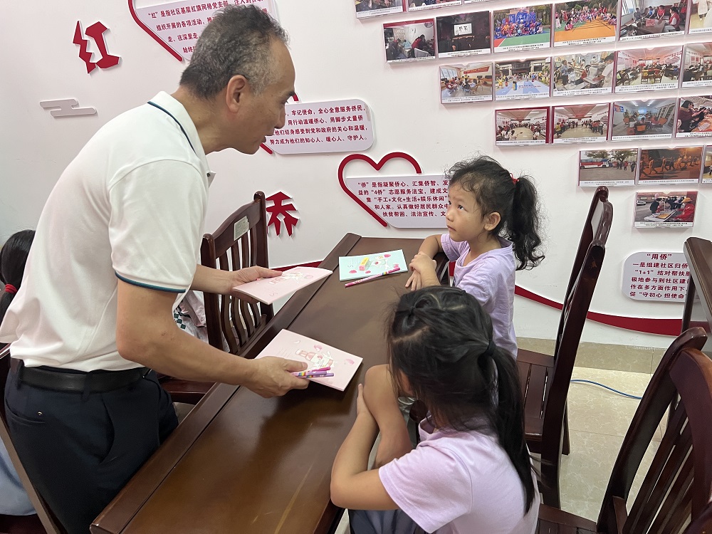 赖主任为现场孩子赠送学习用品1.jpg