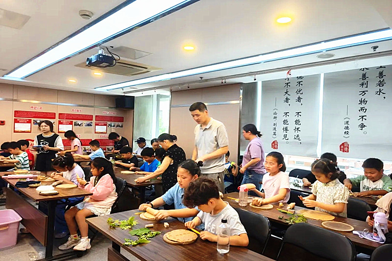 江苏省南京市玄武区长江路社区关工委开展“‘陶’醉非遗,与‘泥’相约”主题暑期活动(3).jpg