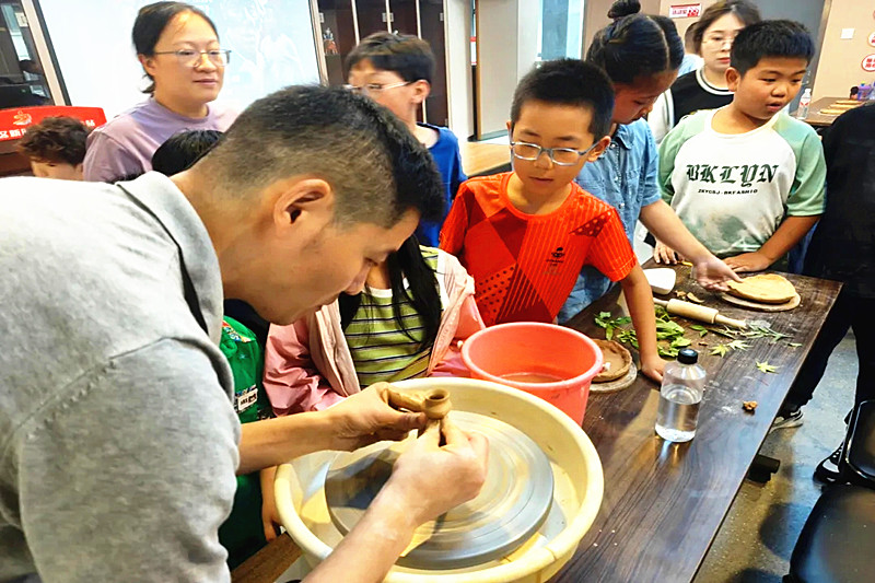 江苏省南京市玄武区长江路社区关工委开展“‘陶’醉非遗,与‘泥’相约”主题暑期活动(4).jpg