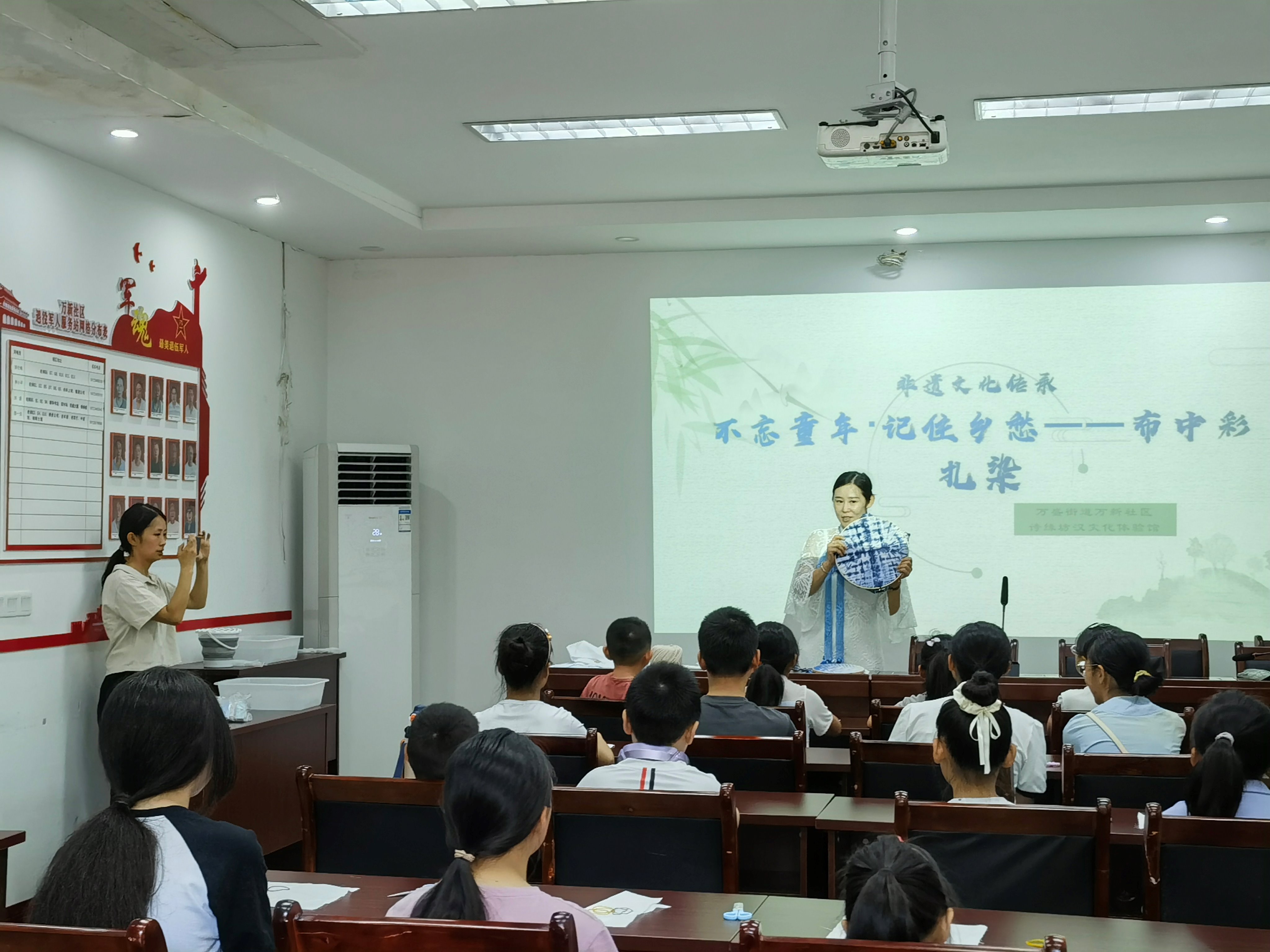 1721968428735273.jpg 7月24日,重庆市万盛经开区万盛街道万新社区关工委开展非遗文化传承“不忘童年,记住乡愁——布中彩”扎染体验活动。.jpg