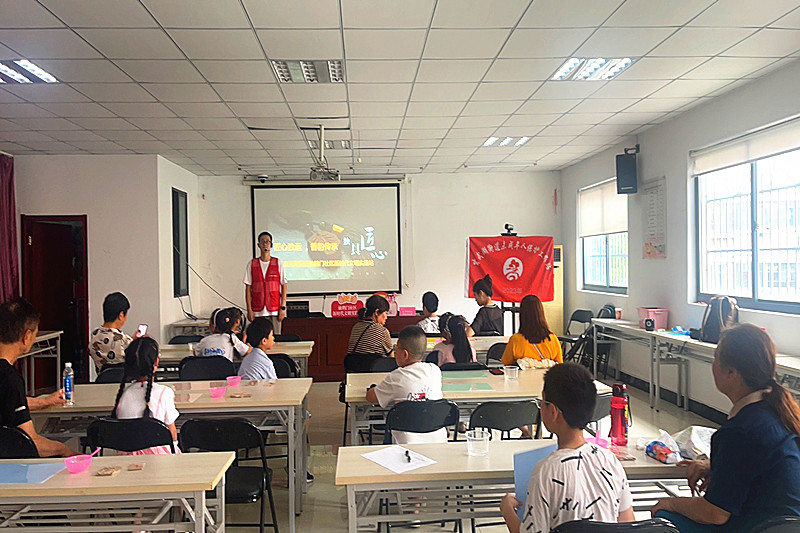 1722041452765951.jpg 江苏省南京市玄武区仙鹤门社区关工委举办非遗“香牌”制作活动,传承中华传统文化 (1).jpg