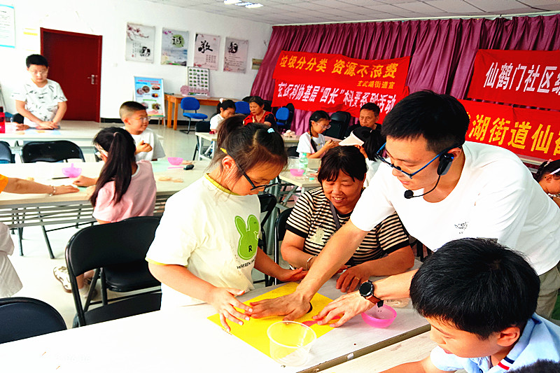1722041480174842.jpg 江苏省南京市玄武区仙鹤门社区关工委举办非遗“香牌”制作活动,传承中华传统文化 (4).jpg