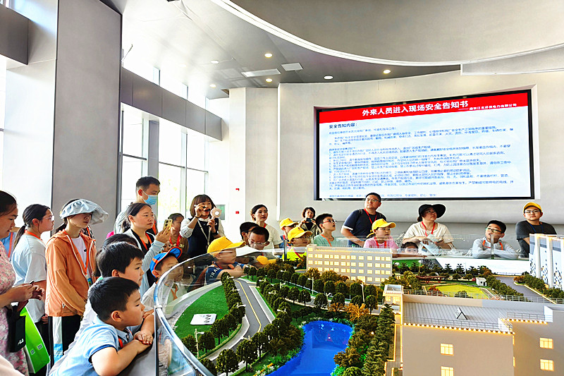 1722042052437180.jpg 江苏省南京市玄武区台城花园社区关工委开展“跟着垃圾‘趣’旅行”垃圾分类研学活动(1).jpg