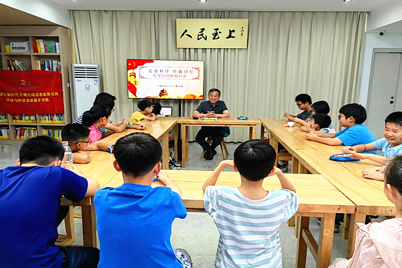 1722116695787184.jpg 江苏省南京市玄武区台城花园社区关工委开展了“红星闪闪,科技强国”暑期活动(1).jpg