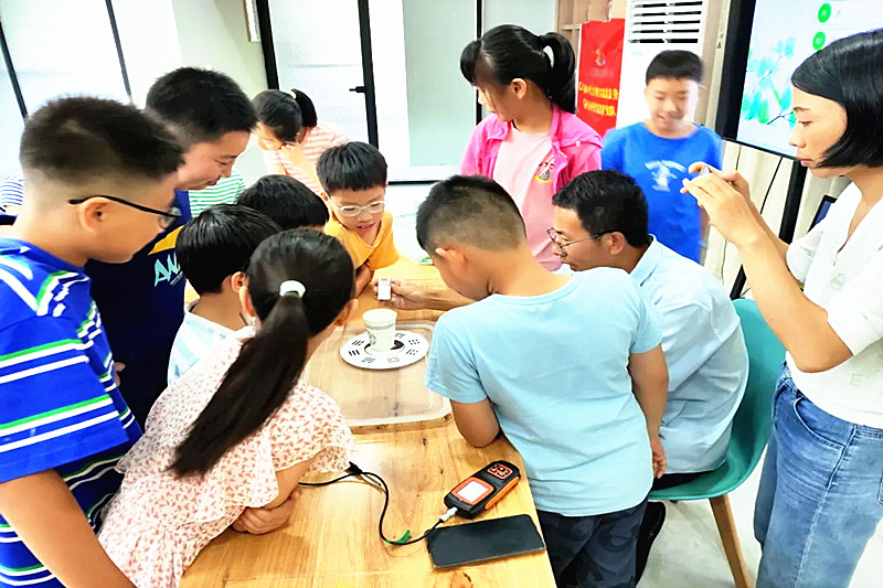 1722116721736494.jpg 江苏省南京市玄武区台城花园社区关工委开展了“红星闪闪,科技强国”暑期活动(4).jpg