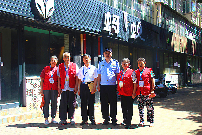 玄武湖街道关工委联合组织“五老”网吧义务监督员开展暑期网吧巡查活动 (10).jpg
