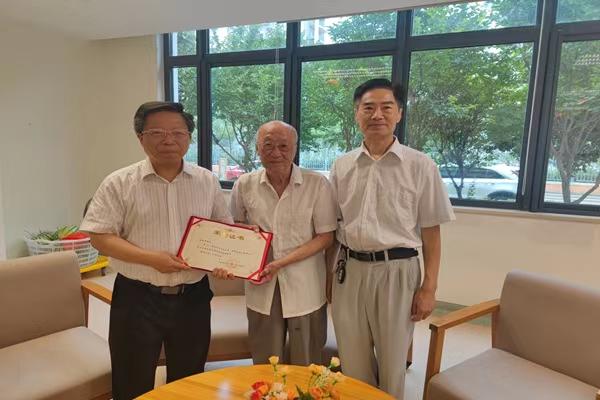 1722219384951893.jpg 肖仲伟一行看望慰问95岁离休干部杨自中-202407.jpg