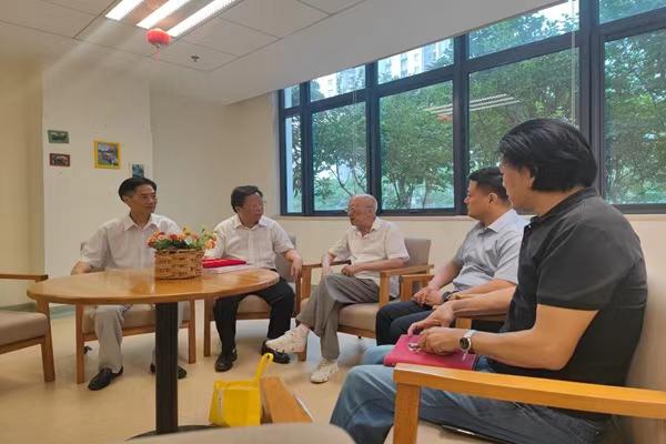 1722219401278362.jpg 肖仲伟一行看望慰问95岁离休干部杨自中2.jpg