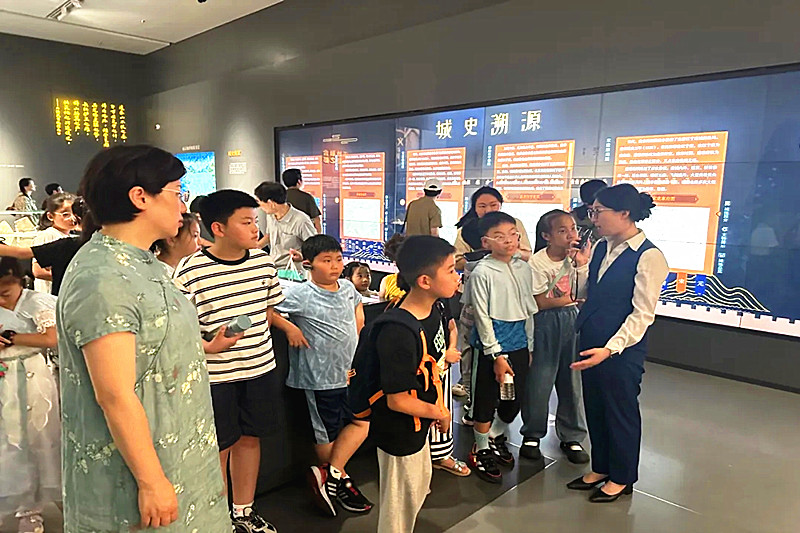 1722296079647629.jpg 江苏省南京市玄武区长江路社区关工委开展“探访城墙文化,领略金陵之美”研学活动(1).jpg