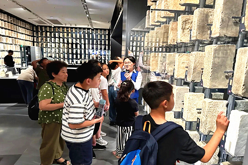 1722296101572241.jpg 江苏省南京市玄武区长江路社区关工委开展“探访城墙文化,领略金陵之美”研学活动(3).jpg