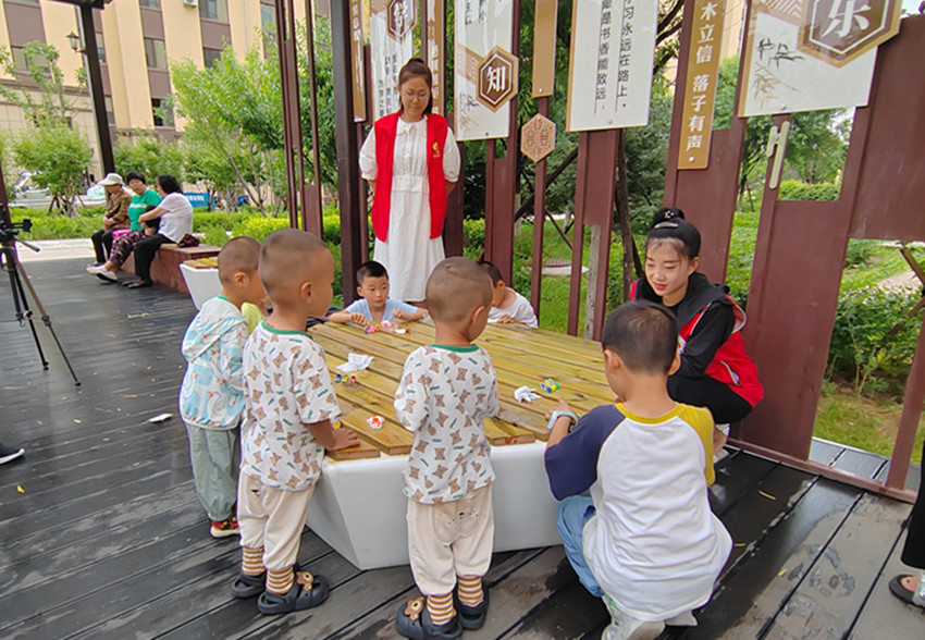 1722300912971749.jpg 元宝山区西城街道新景四季东社区关工委暑期绘画活动照片1_副本.jpg