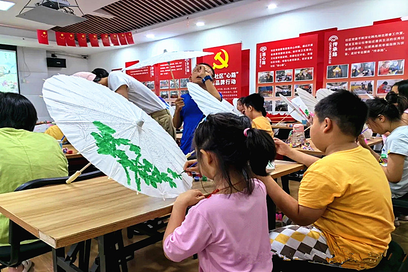 1722380931207008.jpg 江苏省南京市玄武区锁三社区关工委联合开展“手绘油纸伞,传承古文化”油纸伞涂鸦活动(1).jpg