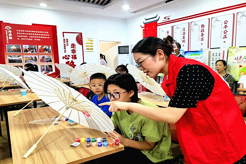 1722380940326171.jpg 江苏省南京市玄武区锁三社区关工委联合开展“手绘油纸伞,传承古文化”油纸伞涂鸦活动(2).jpg