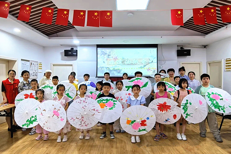 1722380950481328.jpg 江苏省南京市玄武区锁三社区关工委联合开展“手绘油纸伞,传承古文化”油纸伞涂鸦活动(3).jpg