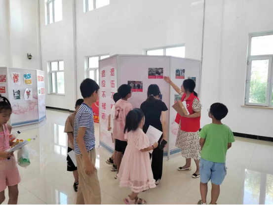 大庆市红岗区创业街道平安社区关工小组开展“退役不退志 红色记忆继传承”优秀退役军人事迹图片展活动.png