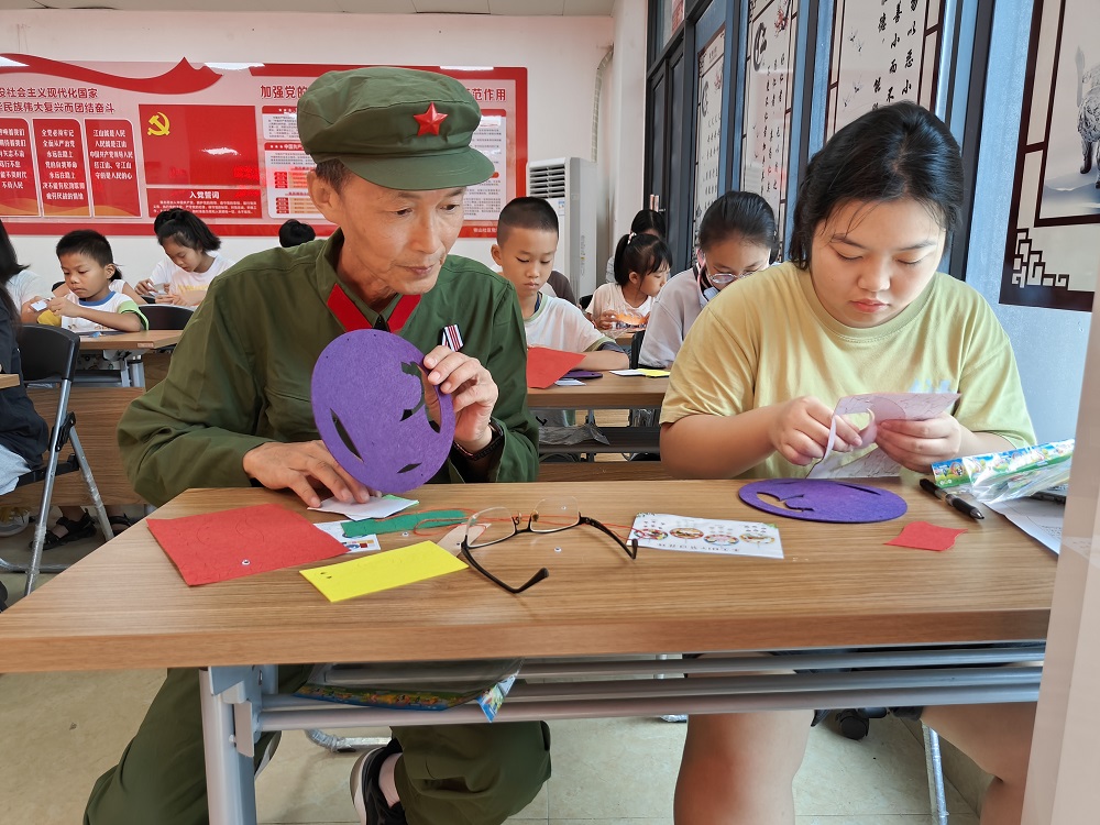 1722420118448305.jpg 退役老兵和孩子们一起制作手工贴画1.jpg