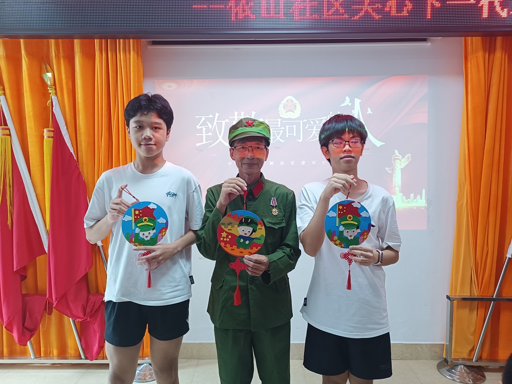 1722420127922876.jpg 男孩们和退伍老兵合影1.jpg