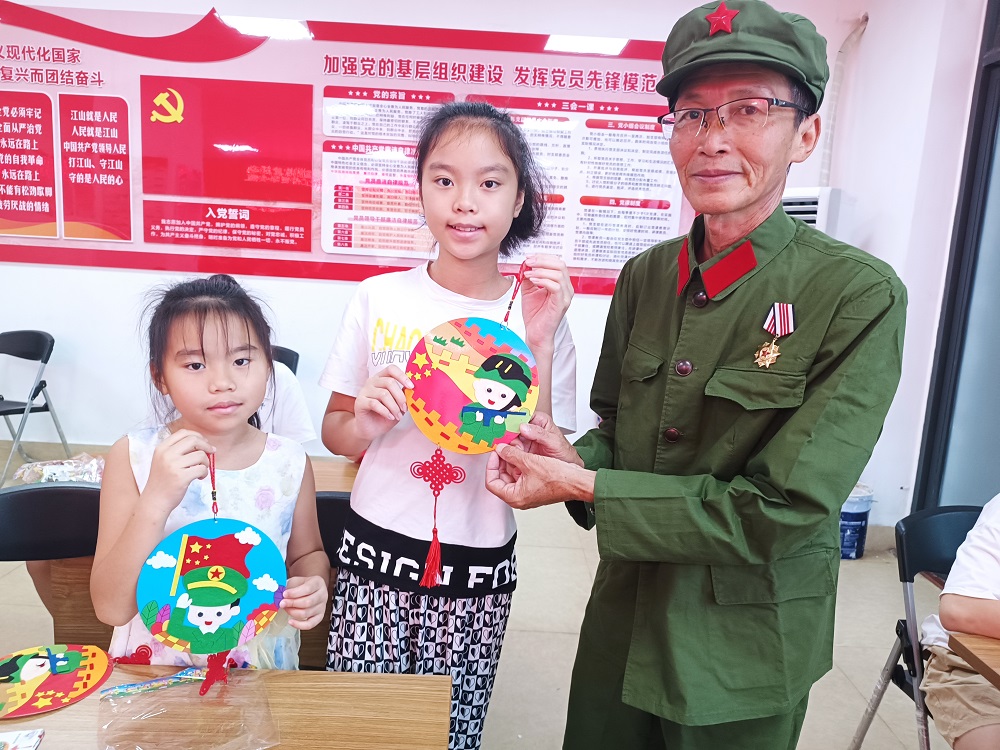 1722420137725740.jpg 孩子们展现自己的手工贴画1.jpg