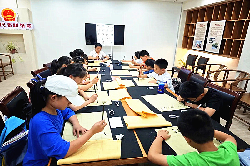 1722477503517311.jpg 江苏省南京市玄武区墨香山庄社区关工委开办“爱心暑托班”关爱未成年人(3).jpg